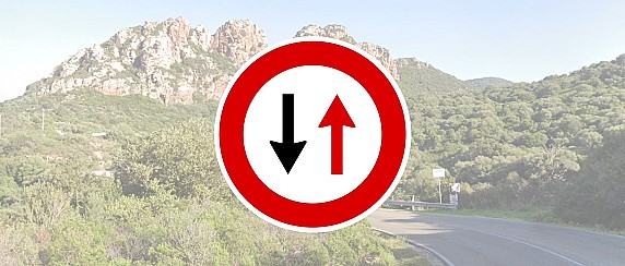 Istituzione Senso Unico Alternato S.P.90 "Castelsardo - Santa Teresa di Gallura" Km. 25+800 Località “Ponte sul Rio di Pirastu”