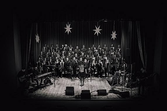 JOYFUL SINGING CHOIR FOTO buona risoluzione 1 