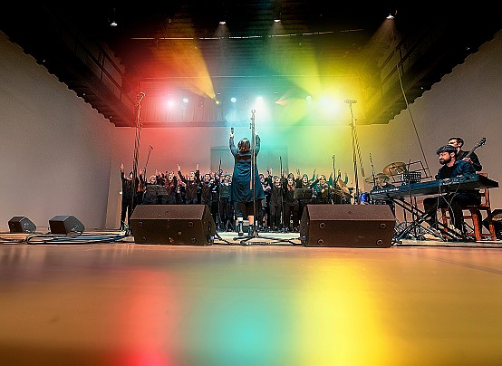 JOYFUL SINGING CHOIR FOTO buona risoluzione 2