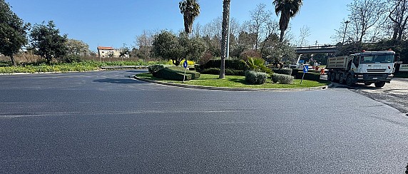 Sistemazione delle strade cittadine mediante la posa di nuovi asfalti