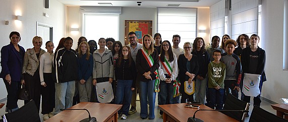 I docenti e gli studenti del Collège Pierre-Gilles de Gennes di Le Mans in visita al Municipio
