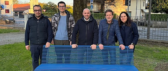 Una panchina blu per l’inclusione: un segno concreto nella Giornata sull’Autismo