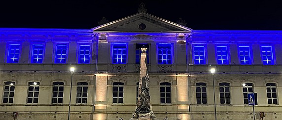La Scuola Garibaldi si illumina di blu in occasione della Giornata Mondiale della Consapevolezza sull’Autismo