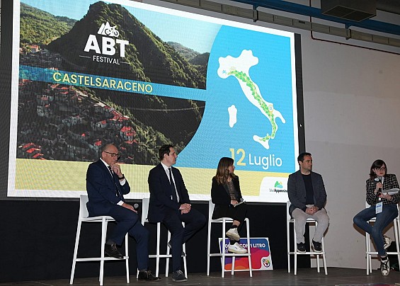 Il Comune di Castelsaraceno tra le tappe dell’Appennino Bike Tour 2026 presentate alla Fiera del Cicloturismo di Padova.