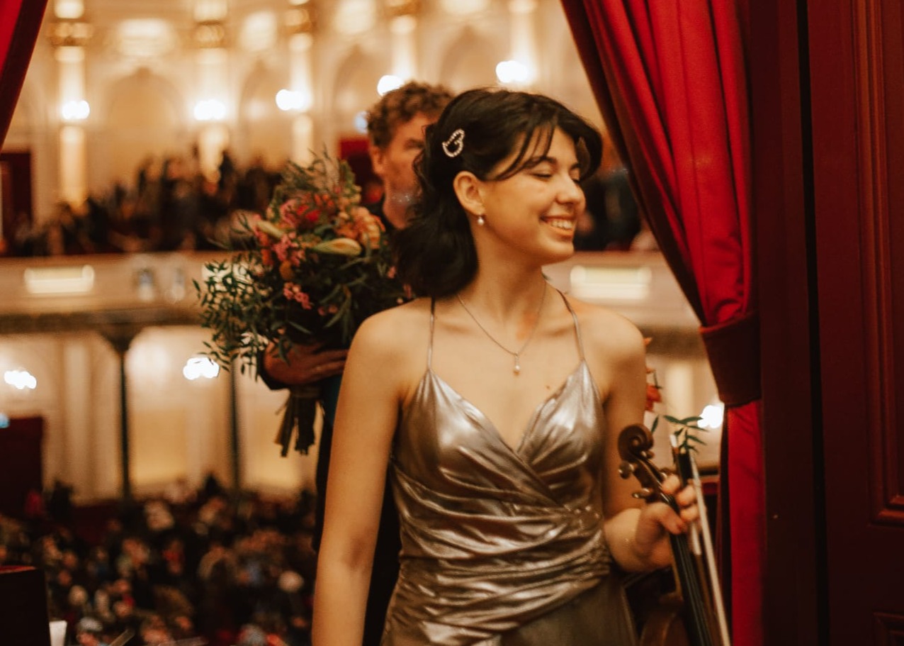 Todi Città del Violino: Il Talento di Sofia De Martis Incanta il Concertgebouw di Amsterdam