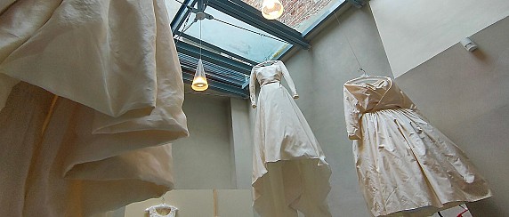 Gli abiti da sposa firmati Dolce & Gabbana in esposizione al Museo della Ceramica di Mondovì