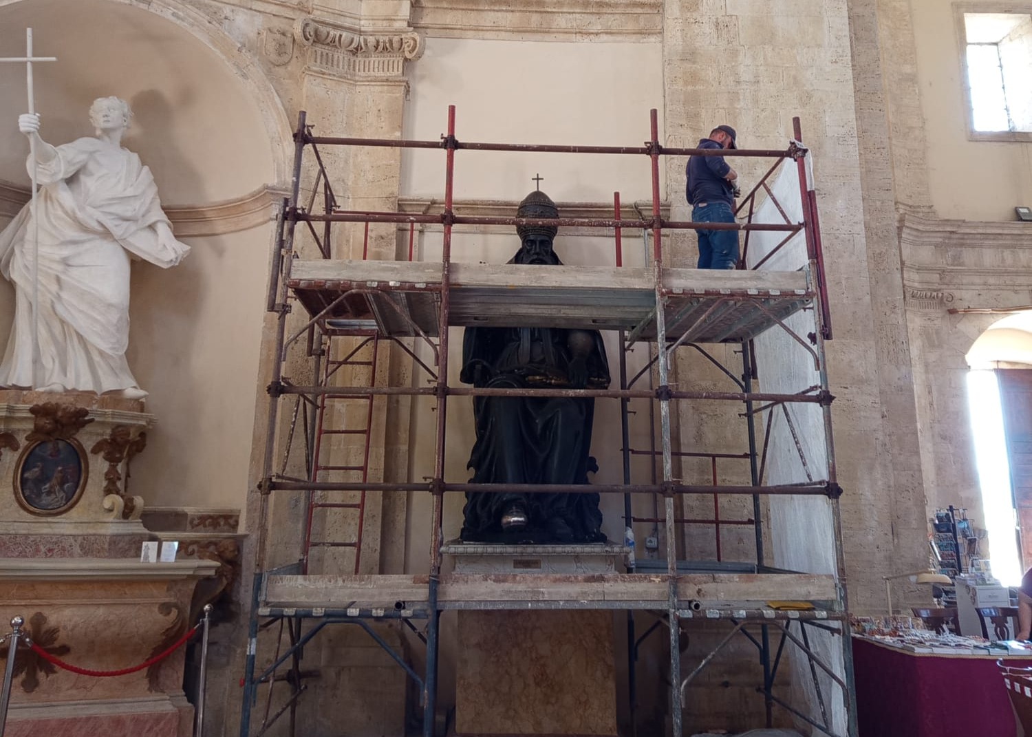 AL VIA IL RESTAURO DELLA STATUA LIGNEA DI PAPA MARTINO I ALL’INTERNO DEL TEMPIO DELLA CONSOLAZIONE