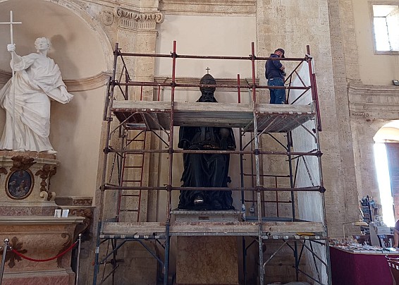 AL VIA IL RESTAURO DELLA STATUA LIGNEA DI PAPA MARTINO I ALL’INTERNO DEL TEMPIO DELLA CONSOLAZIONE