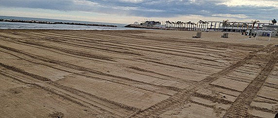 Lavori di livellamento dell’arenile