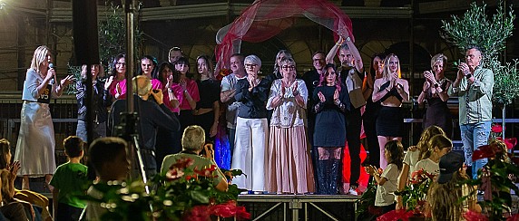“Castelshow” anima piazza Prampolini: moda, commercio  e riconoscimenti ai commercianti del paese