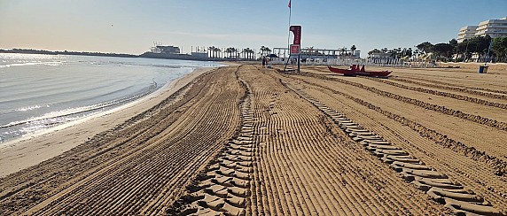 Al via la pulizia finale della spiaggia dopo gli interventi di ripristino
