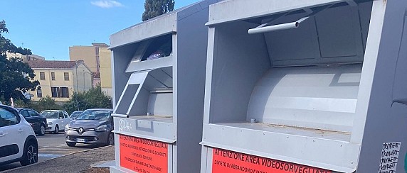 Spostamento contenitori raccolta tessili
