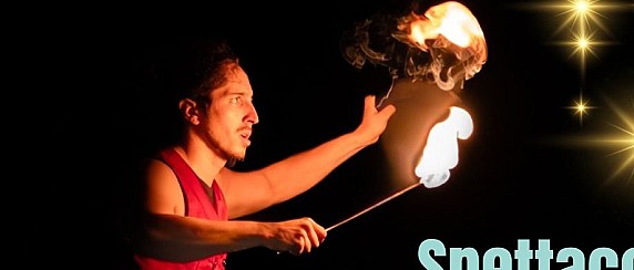 Spettacolo di fuoco e giocoleria