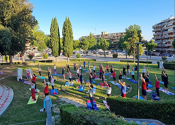 APPUNTAMENTO IN PIAZZA SIMON BOLIVAR OGNI VENERDI' CON LE LEZIONI GRATUITE DI YOGA