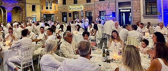 White Dinner: una piazza Matteotti vestita di bianco per celebrare la socialità e la comunità
