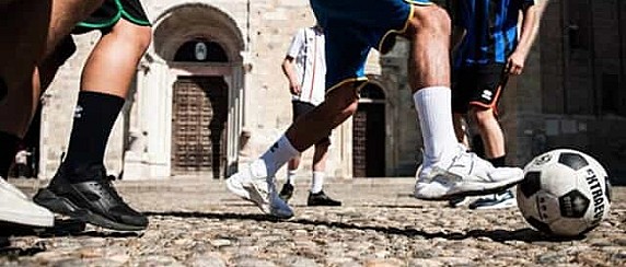 Limitazione oraria al gioco del pallone e riproduzione di musica in Piazza B.V. del Rosario e Piazza della Chiesa Vecchia