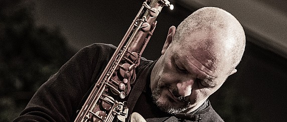 Valdarno Jazz Estate torna in piazza Masaccio: Daniele Malvisi racconta l’infanzia e l’amore universale con “Global Love”