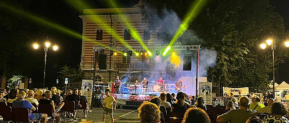 Oltre 500 persone a cena in centro storico grazie all’impegno di 50 volontari