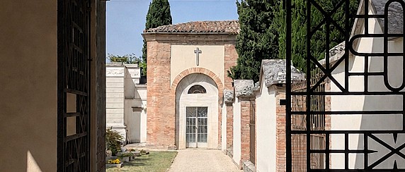 AVVISO PUBBLICO  RIVOLTO AI CITTADINI CHE HANNO  MANIFESTATO IL PROPRIO INTERESSE  ALLA CONCESSIONE DI LOCULI E/O OSSARI  PRESSO LA CAPPELLA E DEL CIVICO  CIMITERO MONUMENTALE