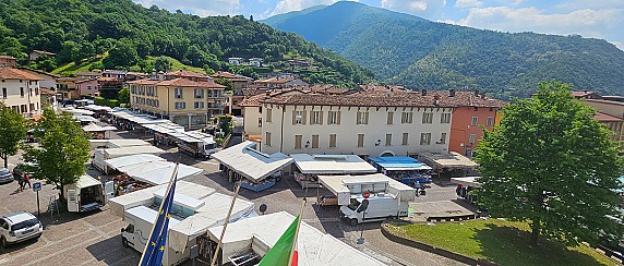Procedura di selezione per il rilascio di autorizzazioni e concessioni in posteggi vacanti nei mercati. Pubblicazione dei dati concernenti i posteggi da assegnare.