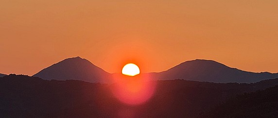 L'ALBA TRA LE VETTE DEL CATRIA: IL SOLE TRA LE DUE PUNTE