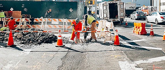 Modifica temporanea della viabilità - chiusura strada/senso unico alternato regolamentato da movieri- in via xxv aprile / via Fantasina - opere di abbattimento/potatura ad alto fusto collocate in via xxv aprile n.1