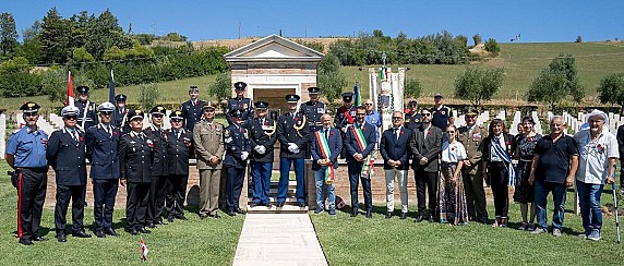 COMMOVENTE CERIMONIA AL CIMITERO DI GUERRA DI MONTECCHIO NEL RICORDO DI JAMES HECTOR SUTHERLAND E DI TUTTI I CADUTI CANADESI