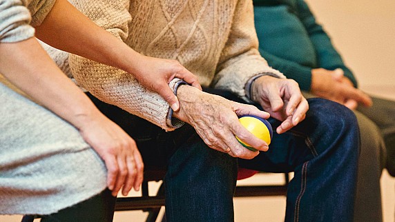 Fondo Non Autosufficienza (FNA) 2026-2027: aperte le domande per misure di sostegno