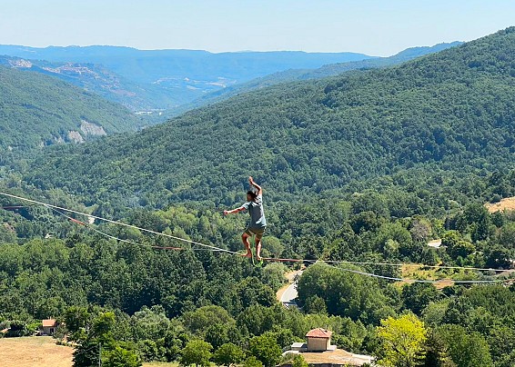 Tra Cielo e Terra, il più incredibile palcoscenico della highline in Basilicata con Les Passager du Vide a Castelsaraceno.