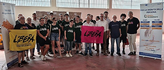 I ragazzi del Camp "Estate Liberi 2026" in visita al capannone confiscato alla criminalità e oggi sede del Banco Alimentare