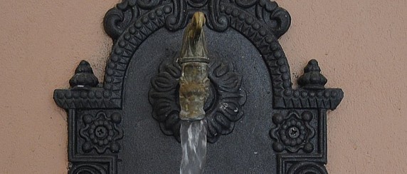 Avviso di divieto assoluto di utilizzo di acqua potabile per scopi diversi dagli usi domestici, quali "irrigazione orti e giardini, riempimento piscine, lavaggio auto ecc."