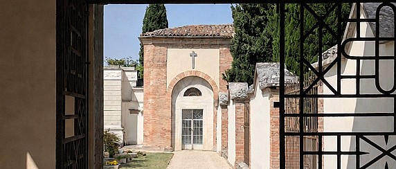 AVVISO PUBBLICO  PER LA CONCESSIONE DI LOCULI E/O OSSARI  PRESSO LA CAPPELLA E DEL CIVICO  CIMITERO MONUMENTALE.