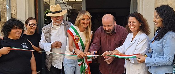 Re- opening in via Roma n. 185 del "Charity point" della Fondazione Monnalisa