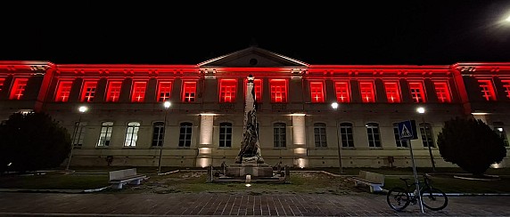 La Scuola Garibaldi si illumina di rosso per un mondo libero dalle armi nucleari