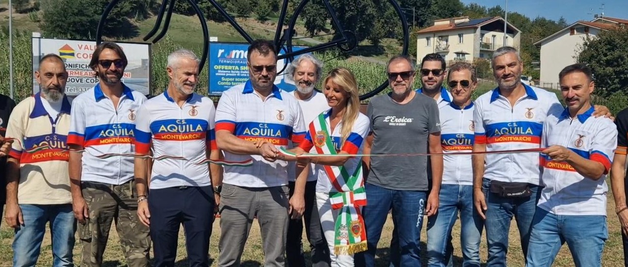 Inaugurata la "bicicletta" che omaggia la storia del C.S. Aquila 1902 nella rotatoria della Chiantigiana