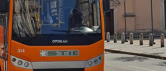 Trasporto pubblico urbano, Saronno sceglie di contenere le tariffe: biglietto a 1,30 euro e abbonamenti più convenienti dal 2027