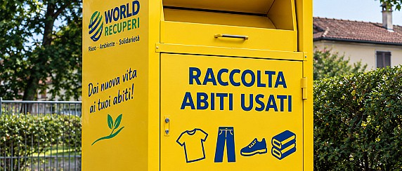 Raccolta degli abiti usati: come utilizzare correttamente i cassonetti