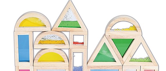 Segnalazione articolo pericoloso, giocattolo a rischio chimico giocattolo in legno con blocchi geometrici.