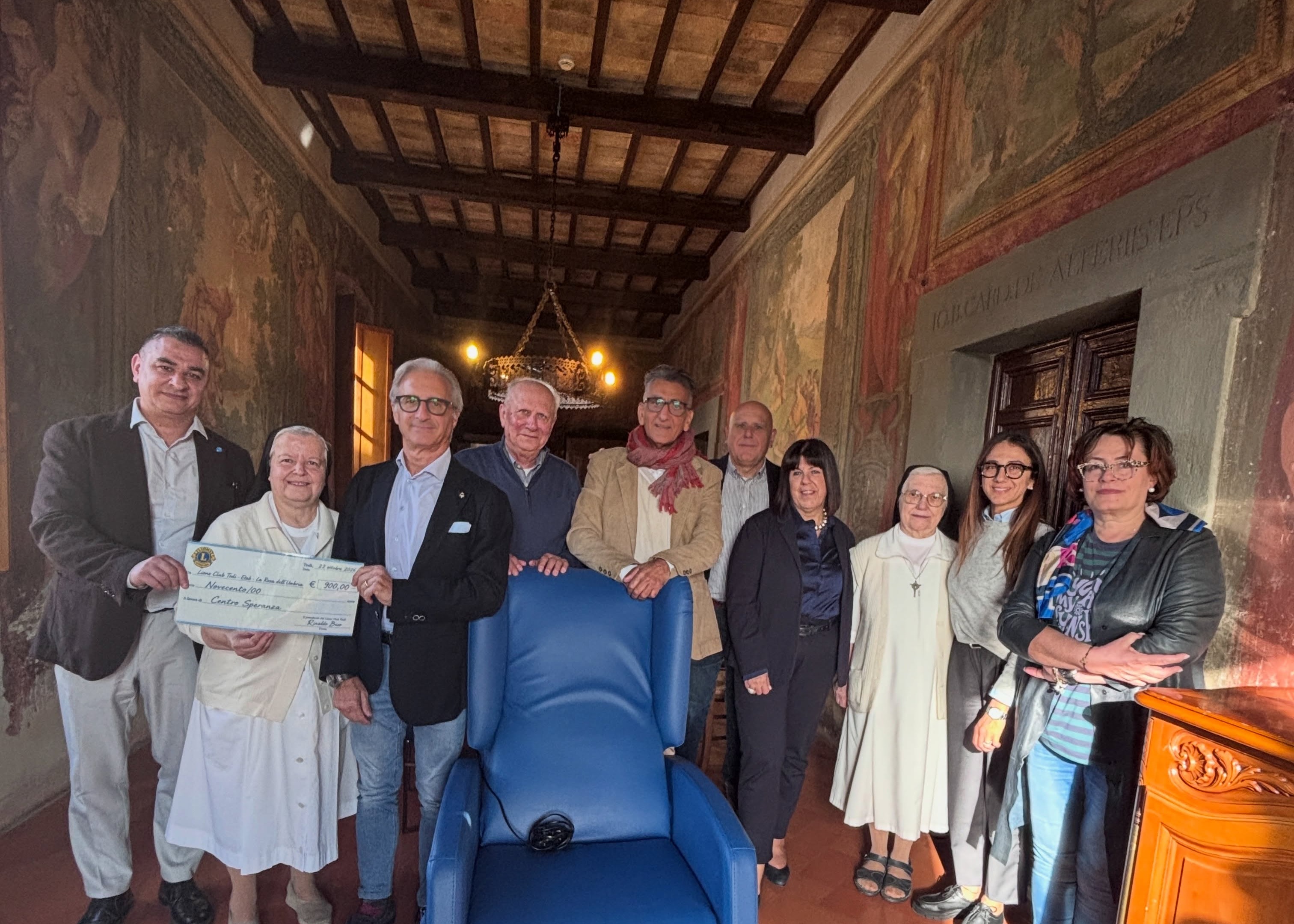 La solidarietà si fa concreta: nuova poltrona ortopedica per il Centro Speranza grazie a Lions Club Todi, E.T.A.B. e La Rosa dell’Umbria