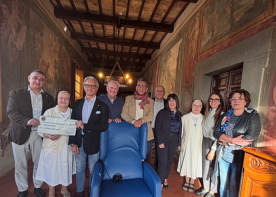 La solidarietà si fa concreta: nuova poltrona ortopedica per il Centro Speranza grazie a Lions Club Todi, E.T.A.B. e La Rosa dell’Umbria