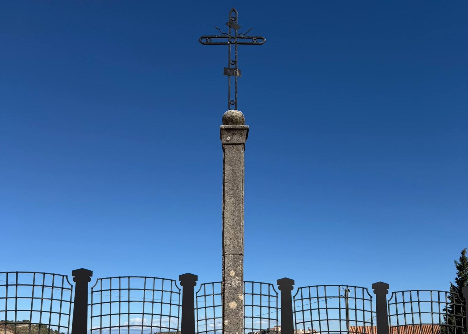 Obelisco votivo con Crocifisso
