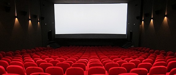Cinema a Viadana.  Continuano gli appuntamenti al Cinema Vittoria.  31 ottobre ore 21.00 JE SO PAZZO. 1 novembre 18.30 NESSUN DOLORE