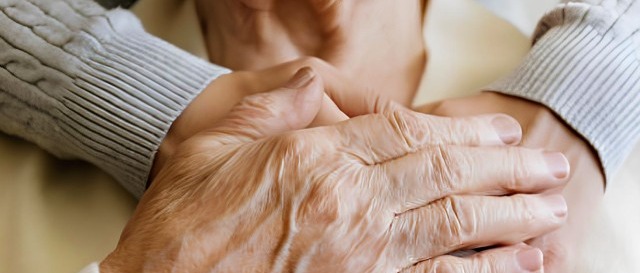 CONTRIBUTI ECONOMICI A FAMILIARI DI PERSONE OSPITI  IN STRUTTURE RESIDEN ZIALI SOCIO-SANITARIE E SOCIALI DELLE AREE DI UTENZA “ANZIANI”, “PERSONE CON DISABILITÀ” E “SA LUTE MENTALE”