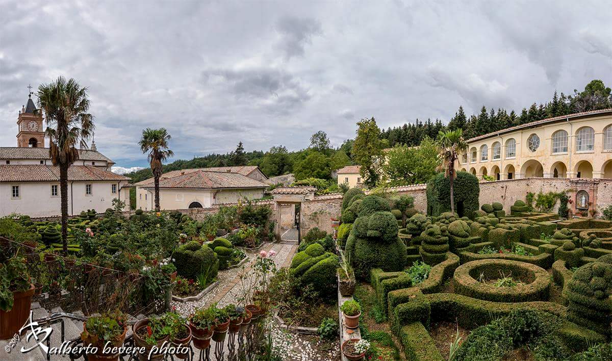 Giardini con siepi di bosso a forme animali