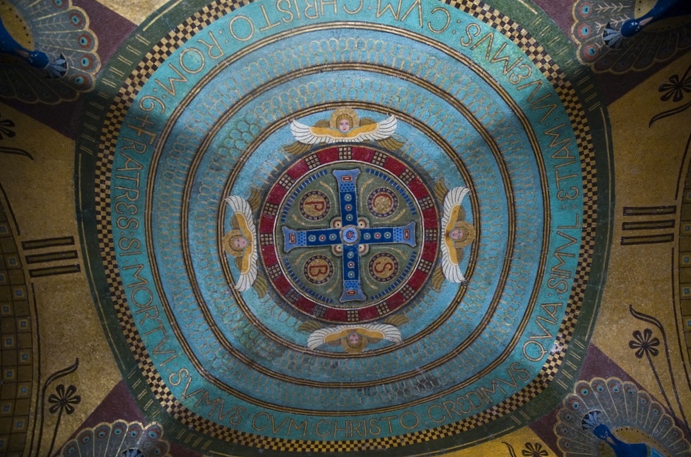 Croce di San Benedetto nella volta della Cripta