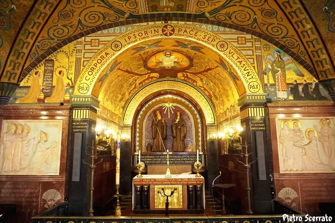 Cappella centrale della Cripta con statue dei Santi (1959)
