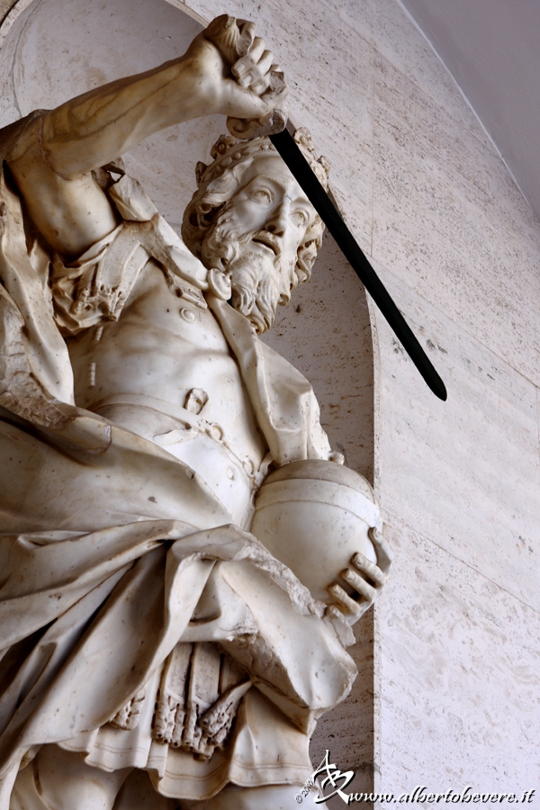 Statua di Carlo Magno nel Chiostro dei Benefattori