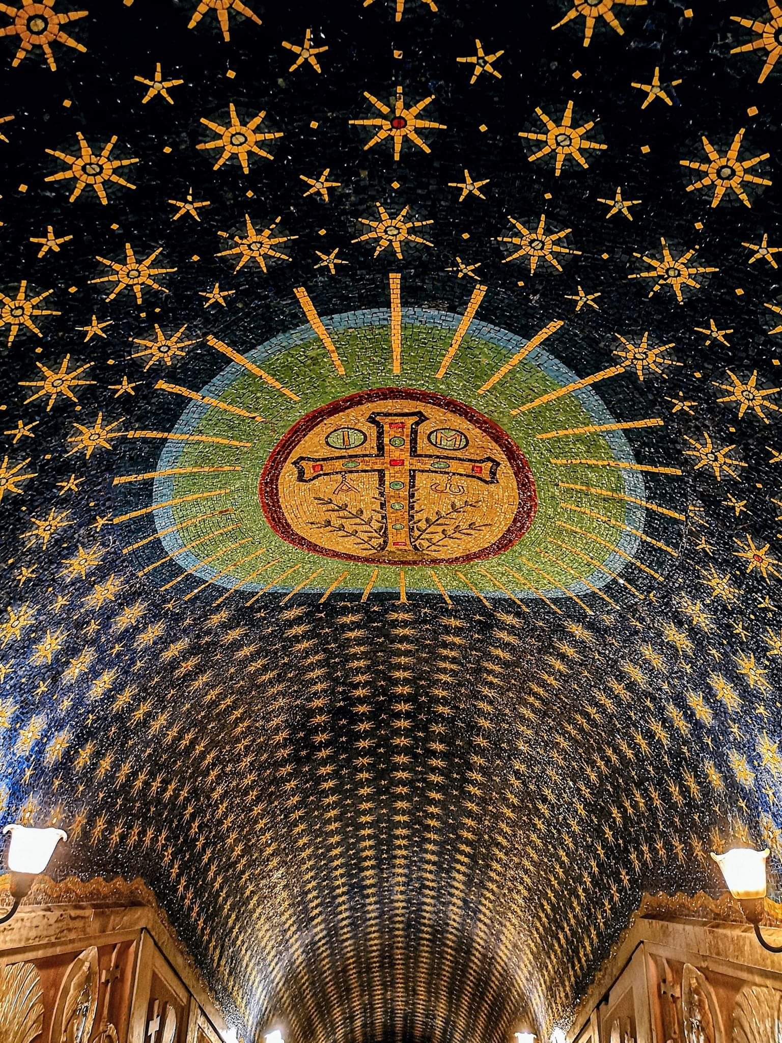 Volta stellata e crocifisso a mosaico nel corridoio verso la cripta