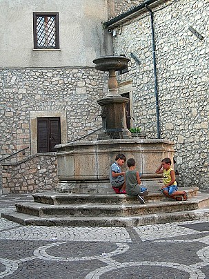 Bambini che giocano in piazza