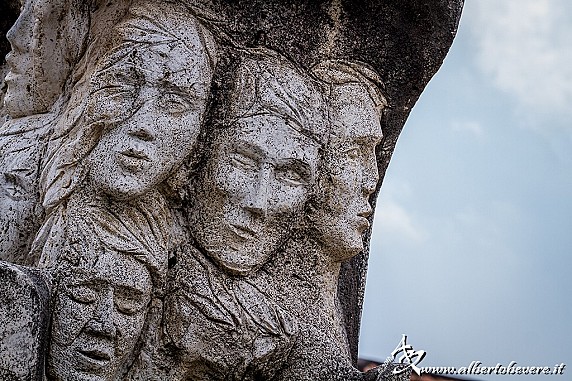 Colonne della Fratellanza - volti scolpiti